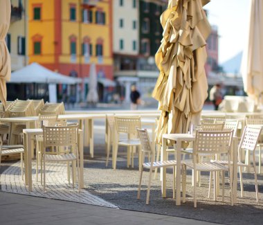 Lerici, İtalya şehrinde boş küçük açık restoran masaları