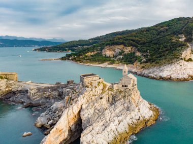 Porto Venere köyünde kayalık bir tepenin üzerinde oturan Gotik tarzdaki St. Peter Kilisesi'nin havadan görünümü, Liguria, İtalya