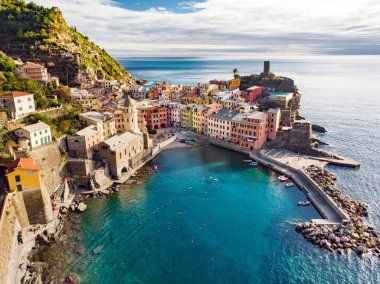 İtalyan Rivierası'nın engebeli kuzeybatı kıyısında yer alan Cinque Terre'nin beş asırlık köylerinden biri olan Vernazza'nın havadan görünümü.