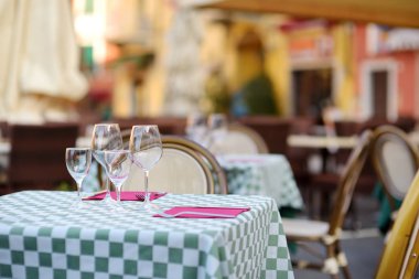 Lerici, İtalya şehrinde güzel dekore edilmiş küçük açık hava restoran masaları