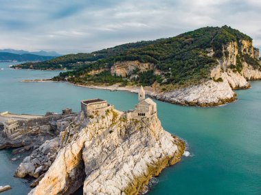 Porto Venere köyünde kayalık bir tepenin üzerinde oturan Gotik tarzdaki St. Peter Kilisesi'nin havadan görünümü, Liguria, İtalya