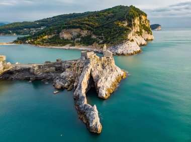 Porto Venere köyünde kayalık bir tepenin üzerinde oturan Gotik tarzdaki St. Peter Kilisesi'nin havadan görünümü, Liguria, İtalya