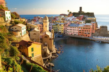 İtalyan Rivierası'nın engebeli kuzeybatı kıyısında yer alan Cinque Terre'nin beş asırlık köylerinden biri olan vernazza'nın renkli evleri ve küçük marinası.