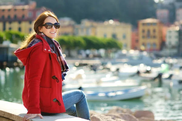 Young female tourist enjoying the view of small yachts and fishing boats in marina of Lerici town, located in the province of La Spezia in Liguria, Italy. — Stock Photo, Image