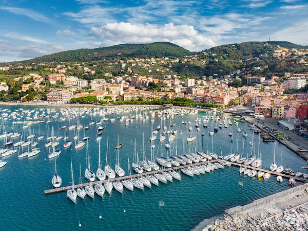 İtalyan Rivierası'nın bir parçası olan Lerici kasabasında küçük yatların ve balıkçı teknelerinin havadan görünümü. — Stok fotoğraf