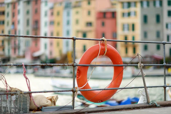 Lifebóje v přístavišti města Porto Venere, část italské riviéře. — Stock fotografie