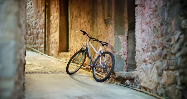 Altes fahrrad, das auf der straße von corniglia abgestellt ist, inmitten der fünf jahrhundertealten dörfer cinque terre, riviera italia, ligurien, italien. — Stockfoto