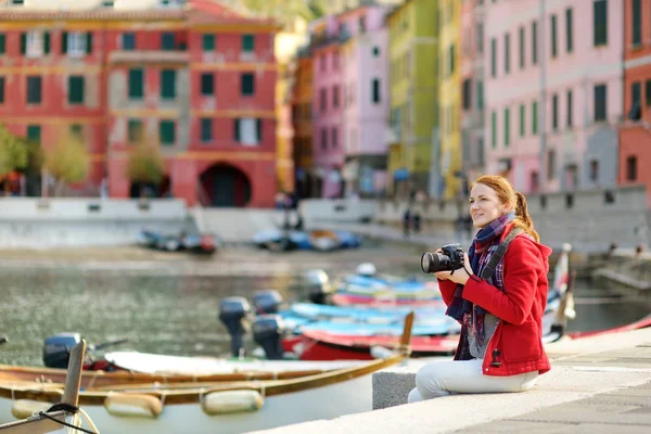 Joven turista disfrutando de la vista de Vernazza, uno de los cinco pueblos centenarios de Cinque Terre, situado en la escarpada costa noroeste de la Riviera italiana, Italia . — Foto de Stock
