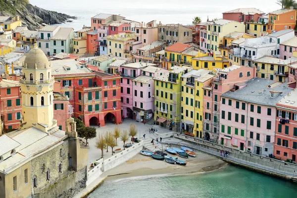 Casas coloridas y pequeño puerto deportivo de Vernazza, uno de los cinco pueblos centenarios de Cinque Terre, situado en la escarpada costa noroeste de la Riviera italiana . — Foto de Stock