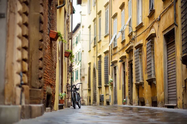 Bicycles parked on beautiful medieval streets of Lucca city, Tuscany, Italy. — Stock Photo, Image