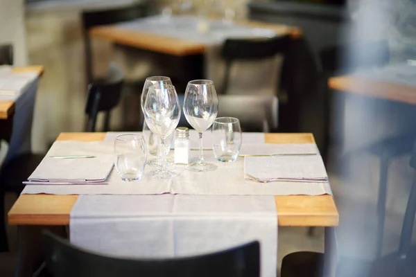 Pequeñas mesas de restaurante al aire libre bellamente decoradas en Riomaggiore village, Cinque Terre, Italia — Foto de Stock