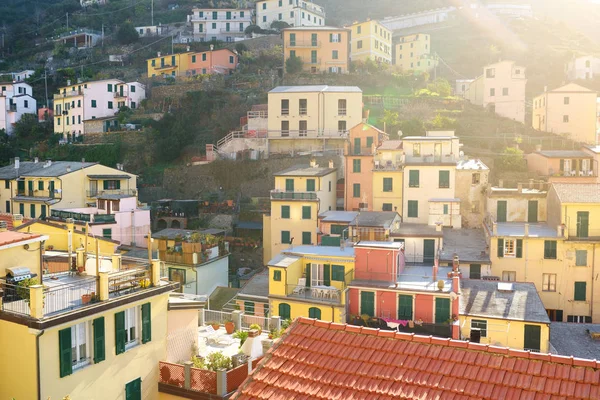 Pastelowe domy Riomaggiore, największa z pięciu stuletnich wiosek Cinque Terre, Riwiera Włoska, Liguria, Włochy. — Zdjęcie stockowe
