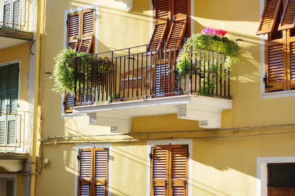 Πολύχρωμα σπίτια της Μαναρόλα, ένα από τα πέντε αιωνόβια χωριά του Τσίνκουε Τέρε, Ιταλική Ριβιέρα, Λιγουρία, Ιταλία. — Φωτογραφία Αρχείου