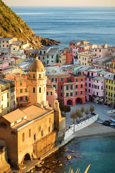 Maisons colorées et petite marina de Vernazza, l'un des cinq villages centenaires des Cinque Terre, situé sur la côte nord-ouest accidentée de la Riviera italienne . — Photo