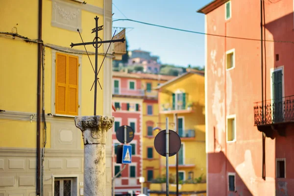 Pestré domy města Lerici, ležící v provincii La Spezia v Ligurii, součást italské riviéře — Stock fotografie