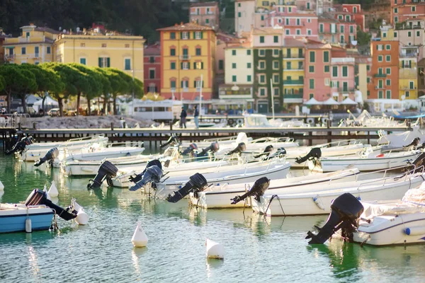 Małe jachty i łodzie rybackie w przystani miasta Lerici, część włoskiej Riwiery, Włochy. — Zdjęcie stockowe
