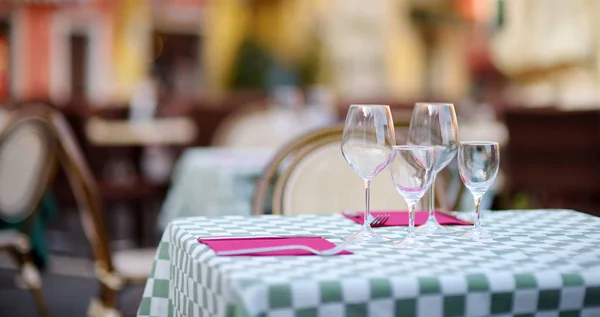 Nádherně vyzdobené malé stolky venkovní restaurace ve městě Lerici v Itálii — Stock fotografie