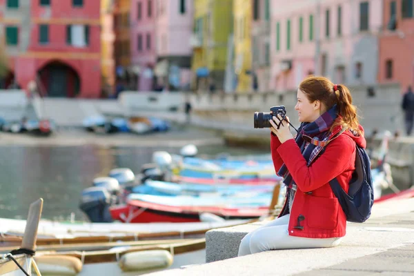 Mladá turistka se těší výhledu na Vernazza, jednu z pěti století starých vesnic Cinque Terre, která se nachází na drsném severozápadním pobřeží italské riviéry, Itálie. — Stock fotografie