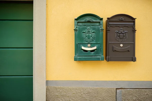 Beautiful mailboxes on medieval cobblestone streets of Bergamo, Lombardy, Italy. — Stock Photo, Image