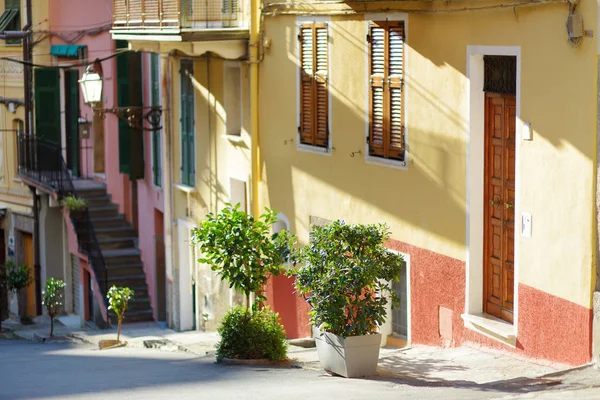 Casas coloridas de Manarola, uma das cinco aldeias centenárias de Cinque Terre, Riviera Italiana, Ligúria, Itália . — Fotografia de Stock