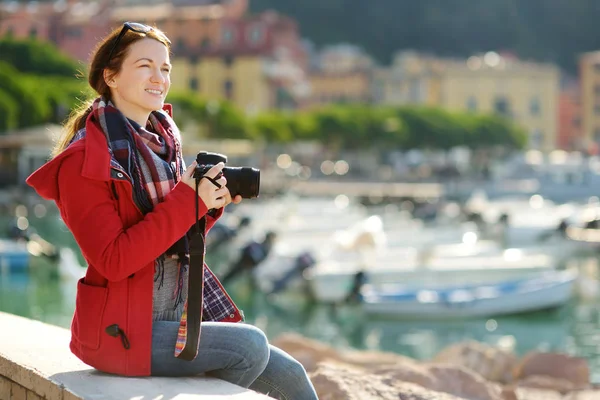Mladá žena turista těší pohled na malé jachty a rybářské lodě v přístavu města Lerici, který se nachází v provincii La Spezia v Ligurii, Itálie. — Stock fotografie