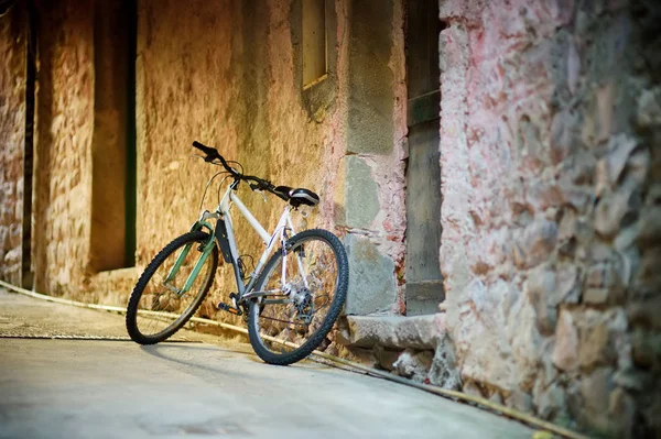 Bicicleta velha estacionada na rua de Corniglia, aninhada no meio das cinco aldeias centenárias de Cinque Terre, Riviera Italiana, Ligúria, Itália . — Fotografia de Stock