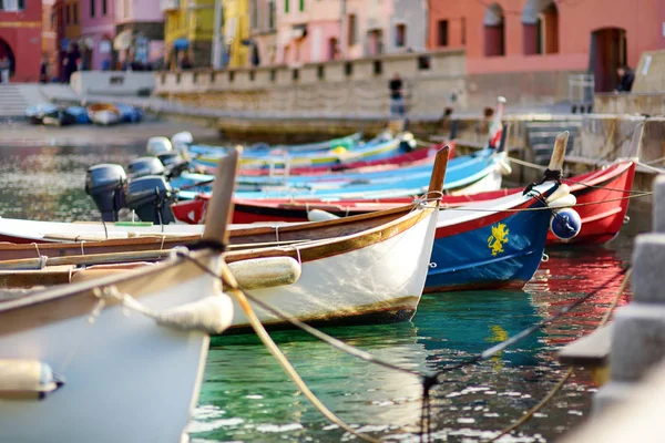 小型游艇和渔船在波尔图威尼埃镇的码头 位于利古里亚的拉斯佩齐亚省 意大利里维埃拉的一部分 意大利 — 图库照片