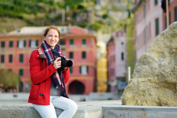 Jonge vrouwelijke toerist met uitzicht op Vernazza, een van de vijf eeuwenoude dorpen van Cinque Terre, gelegen aan de ruige noordwestkust van de Italiaanse Rivièra, Italië. — Stockfoto