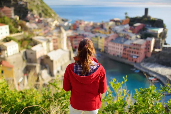 Mladá turistka se těší výhledu na Vernazza, jednu z pěti století starých vesnic Cinque Terre, která se nachází na drsném severozápadním pobřeží italské riviéry, Itálie. — Stock fotografie