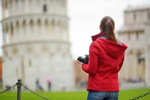 Joven turista femenina tomando fotos de la famosa Torre Inclinada de Pisa . — Foto de Stock