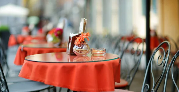 Maravilhosamente decoradas pequenas mesas de restaurante ao ar livre na cidade de Lucca, Itália — Fotografia de Stock