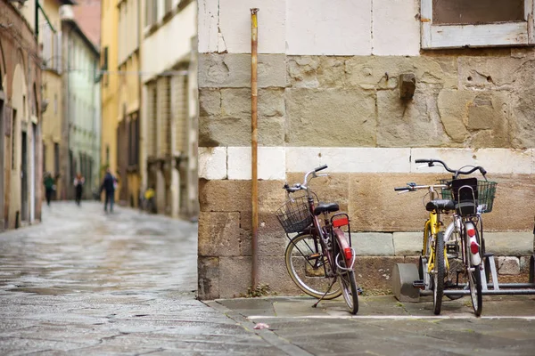イタリア、トスカーナ州ルッカ市の美しい中世の通りに駐車自転車. — ストック写真