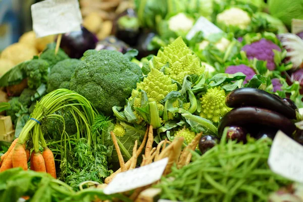 Produtos hortícolas orgânicos variados e produtos hortícolas vendidos num mercado em Génova, Itália — Fotografia de Stock