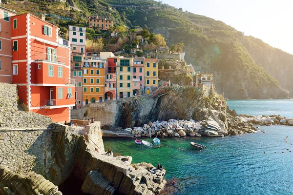 Pastely a maličké přístaviště Riomaggiore, největší z pěti staletí starých vesnic Cinque Terre, italské riviéře, Ligurie, Itálie. — Stock fotografie