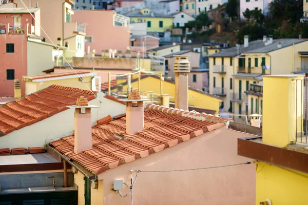 Le case pastello di Riomaggiore, il più grande dei cinque borghi secolari delle Cinque Terre, Riviera Italiana, Liguria, Italia . — Foto Stock