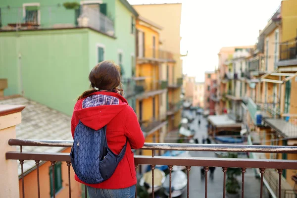 Jonge vrouwelijke toerist met uitzicht op Manarola, een van de vijf eeuwenoude dorpen van Cinque Terre, gelegen aan de ruige noordwestkust van de Italiaanse Rivièra, Italië. — Stockfoto