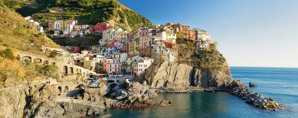 Manarola, one of the most charming and romantic of the Cinque Terre villages, Liguria, northern Italy. — Stock Photo, Image