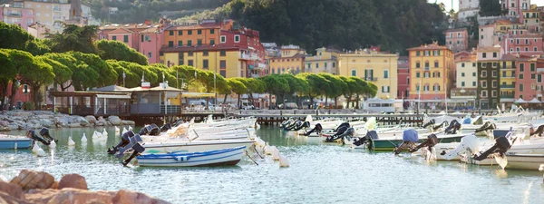 Malé jachty a rybářské čluny v přístavu Lerici, část italské riviéře, Itálie. — Stock fotografie