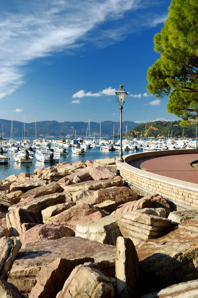 Små yachter och fiskebåtar i Marina av Lerici stad, en del av den italienska rivieran, Italien. — Stockfoto