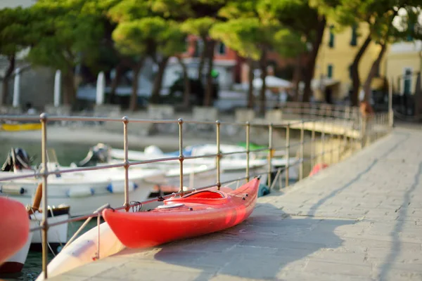 Porto Venere kasabasının marinasında küçük yatlar ve balıkçı tekneleri, İtalyan Rivierası'nın bir parçası, İtalya. — Stok fotoğraf
