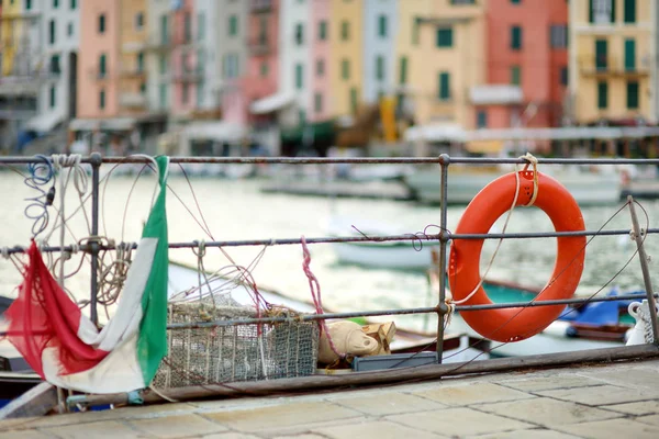 Lifebóje v přístavišti města Porto Venere, část italské riviéře. — Stock fotografie