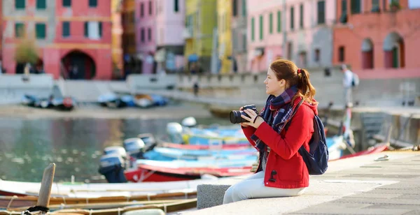 Joven turista disfrutando de la vista de Vernazza, uno de los cinco pueblos centenarios de Cinque Terre, situado en la escarpada costa noroeste de la Riviera italiana, Italia . — Foto de Stock