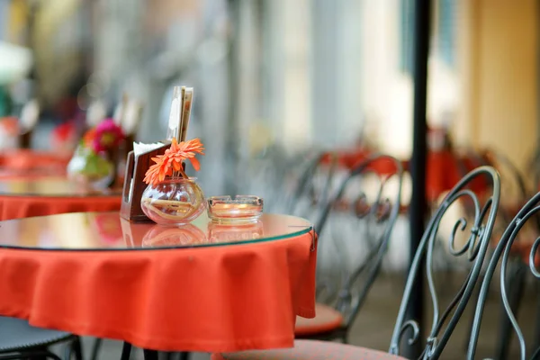 Όμορφα διακοσμημένα μικρά υπαίθρια τραπέζια εστιατορίων στην πόλη Λούκα, Ιταλία — Φωτογραφία Αρχείου