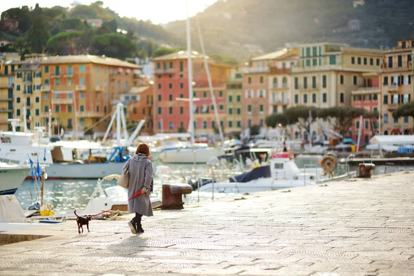 Kobieta wyprowadzająca psa do przystani w Santa Margherita Ligure, położonej w Ligurii, Włochy — Zdjęcie stockowe