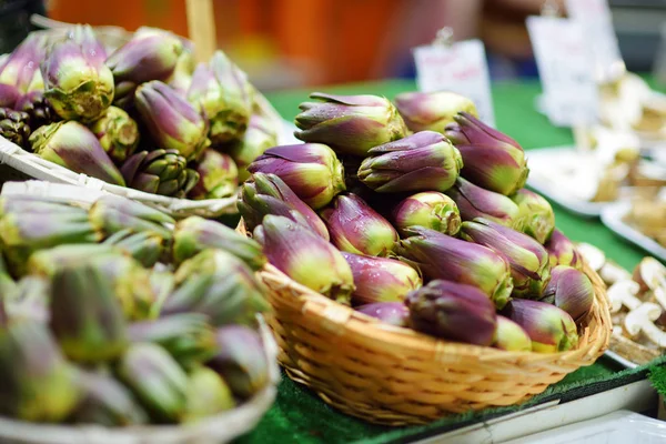 Sortierte Bio-Artischocken, die auf einem Markt in Genua, Italien verkauft werden — Stockfoto