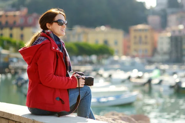 Joven turista disfrutando de la vista de pequeños yates y barcos de pesca en el puerto deportivo de la ciudad de Lerici, situado en la provincia de La Spezia en Liguria, Italia . — Foto de Stock