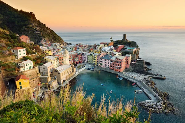 Casas coloridas y pequeño puerto deportivo de Vernazza, uno de los cinco pueblos centenarios de Cinque Terre, situado en la escarpada costa noroeste de la Riviera italiana . — Foto de Stock