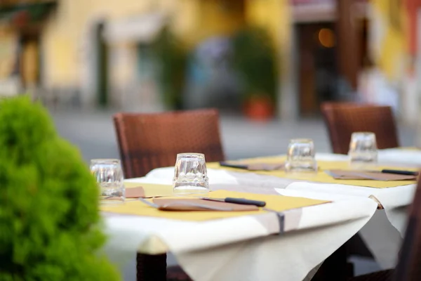 Nádherně vyzdobené malé stolky venkovní restaurace ve městě Lerici v Itálii — Stock fotografie