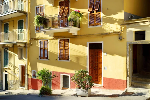 Színes házak Manarola, az egyik öt évszázados falvak Cinque Terre, Olasz Riviéra, Liguria, Olaszország. — Stock Fotó