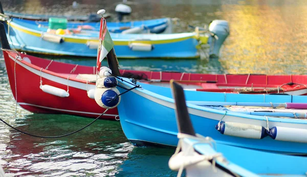 Маленькие яхты и рыбацкие лодки в порту города Порто-Венере, часть Итальянской Ривьеры, Италия . — стоковое фото